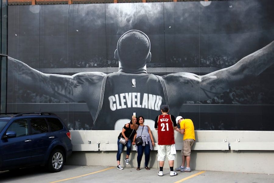 LeBron Says He&#39;s Staying With The Cavaliers
