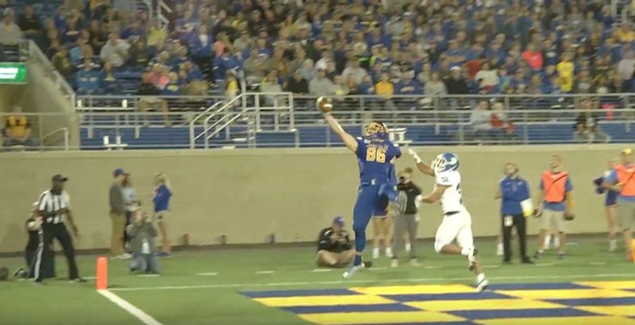 South Dakota State Tight End Makes A Gorgeous One-Handed Touchdown Catch