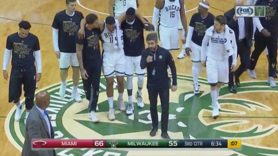 Jabari Parker Goes Down In A Heap With Scary-Looking Knee Injury