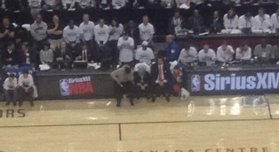 Drake The Type To Use A Lint Roller On His Pants During A Raptors Game