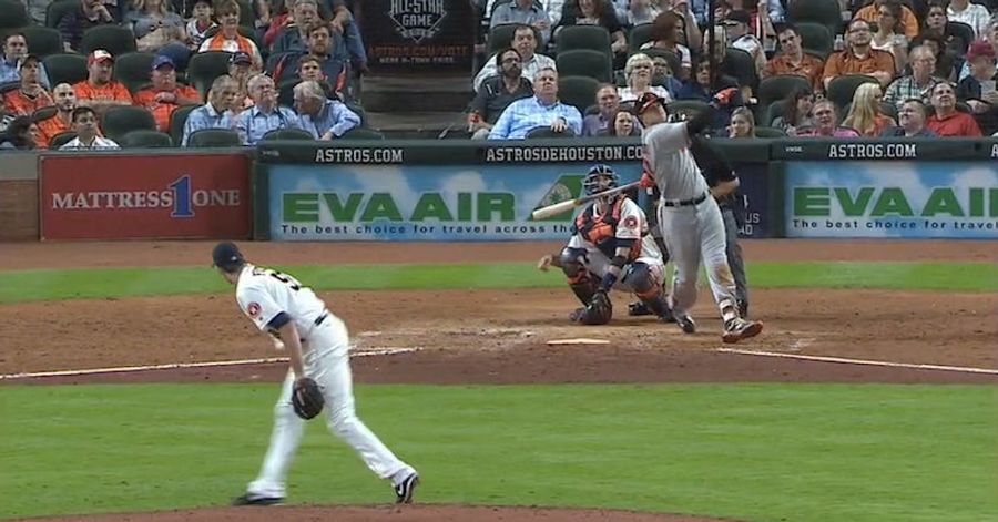 Manny Machado Dinged A Dong Straight Out Of The Yard
