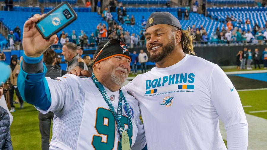 Dolphins Waive Rey Maualuga Following Battery Charge