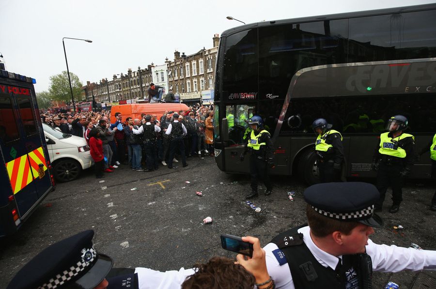 A Bunch Of West Ham Fans Attack Manchester United's Bus, Delaying Game