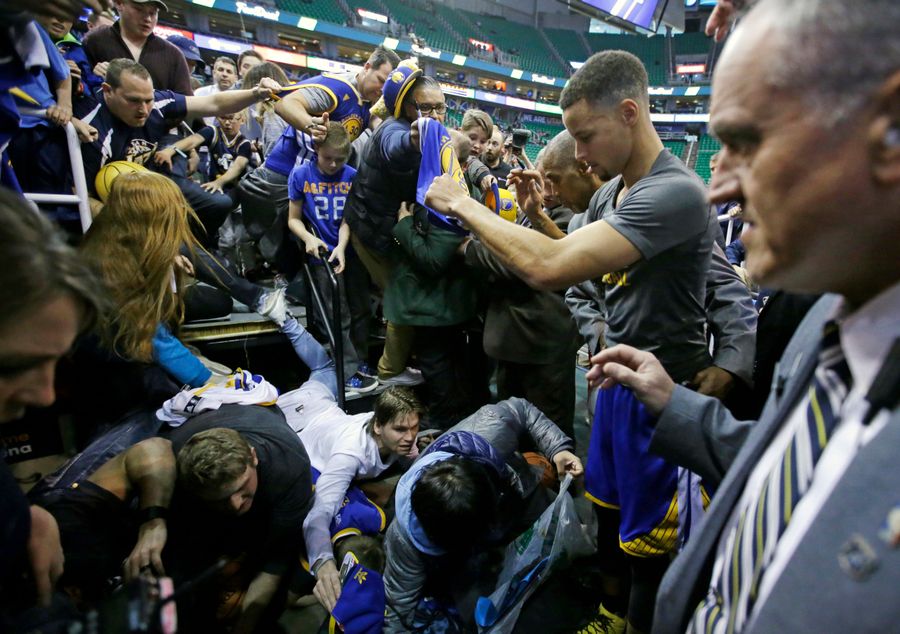 Please Be Careful When Reaching For A Steph Curry Autograph