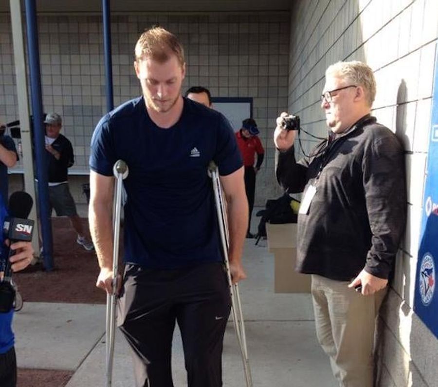 Blue Jays&#39; Michael Saunders Steps On Sprinkler, Needs Knee Surgery