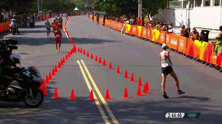 Race Walk Leader Appears To Be Having Poop Problems [Updates: He Has Collapsed]