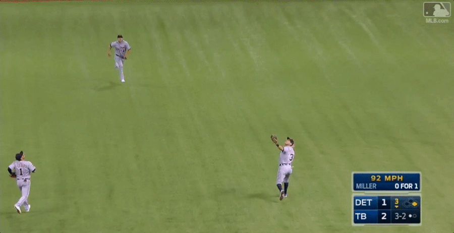 Fan Yelling "I Got It" Fucks With Tigers Fielders