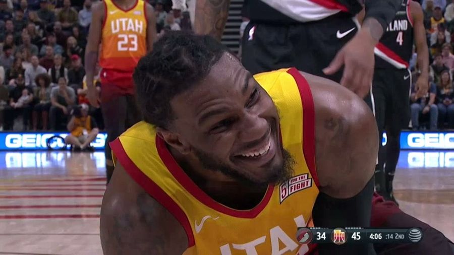Kyle Korver Attempts To Inbound Airball, Laughs At His Own Goof