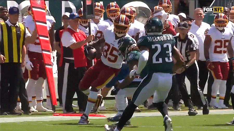 Vernon Davis Hurdles Defender, Burns Eagles For 48-Yard Touchdown, Walks Off In Pain