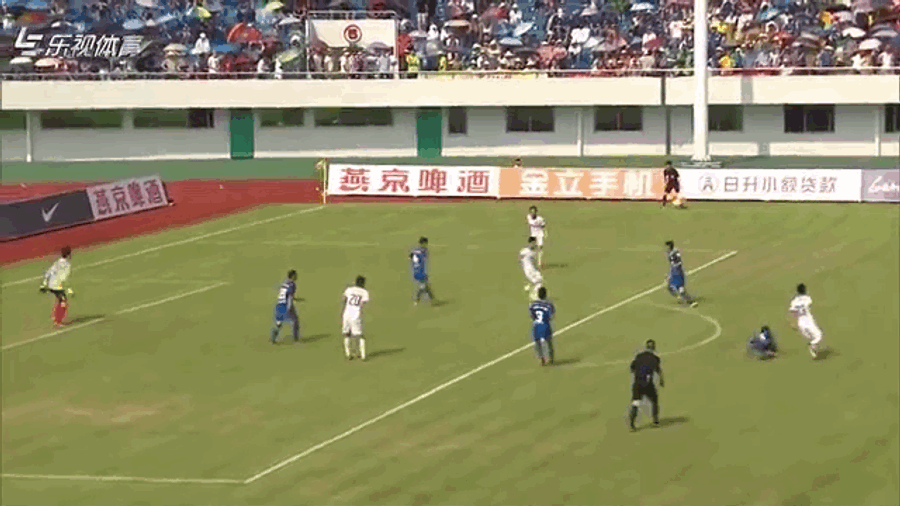 Chinese Commentator Can't Help But Laugh At This Striker's Horrible Miss