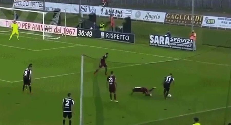 I Can't Stop Watching This Soccer Teen Destroy His Defender<em></em>