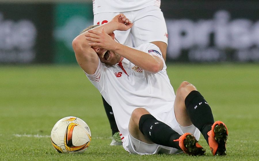 Sevilla&#39;s Michael Krohn-Dehli Suffers Super Gnarly Knee Injury