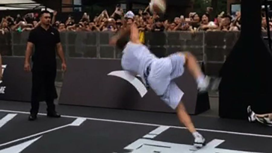 Klay Thompson Rim-Checks Himself To Hell