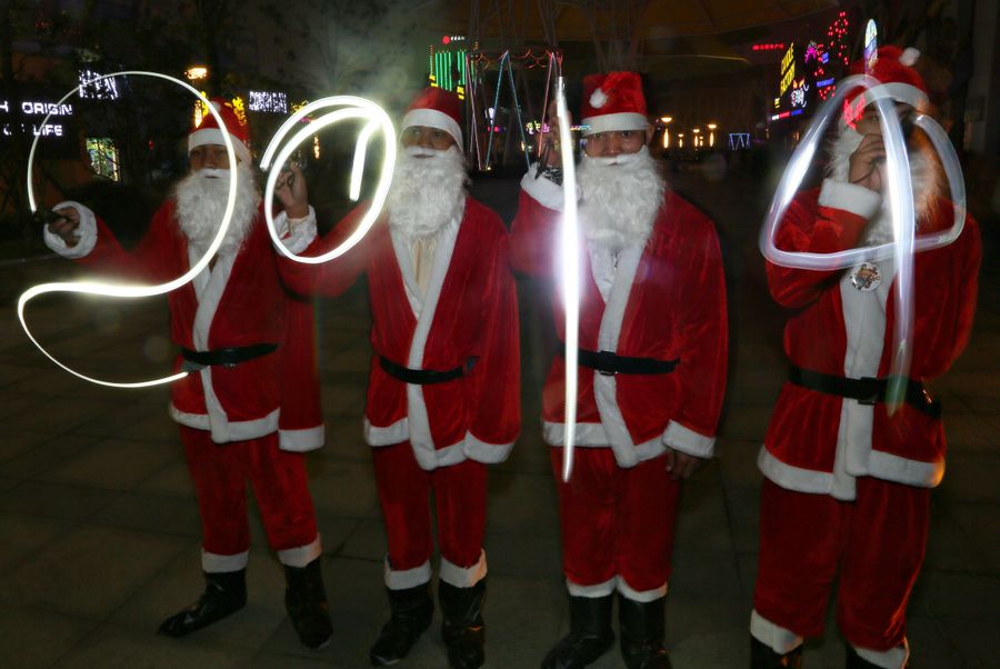 [UPDATE: Bullshit] Santa And His Helper Crash Sleigh, Could Face Drunk-Driving Charges