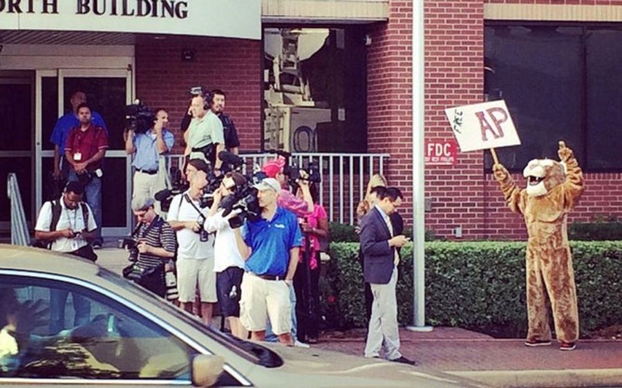 A Mascot Showed Up At Adrian Peterson's Court Hearing Today