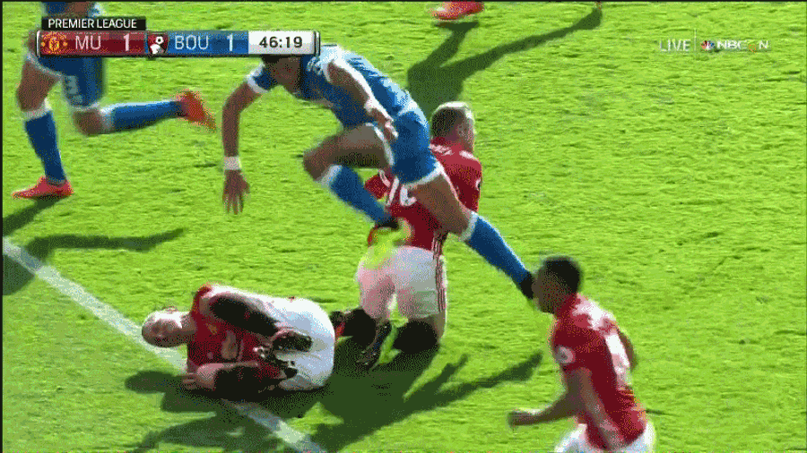 After Getting His Head Stomped On, Zlatan Ibrahimović Explains Elbowing Tyrone Mings: &quot;It Was Unlucky He Jumped Into My Elbow&quot;