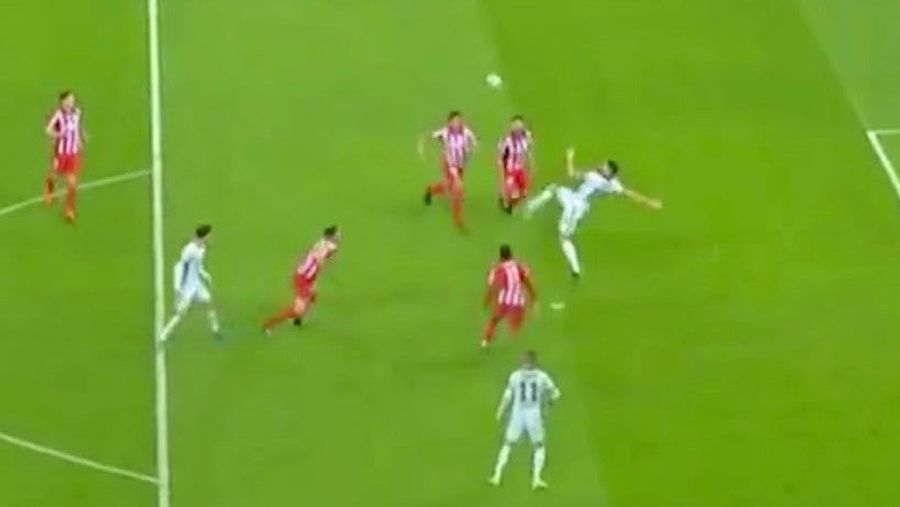 SEE IT: Olivier Giroud scores everyone’s backyard goal with bicycle kick