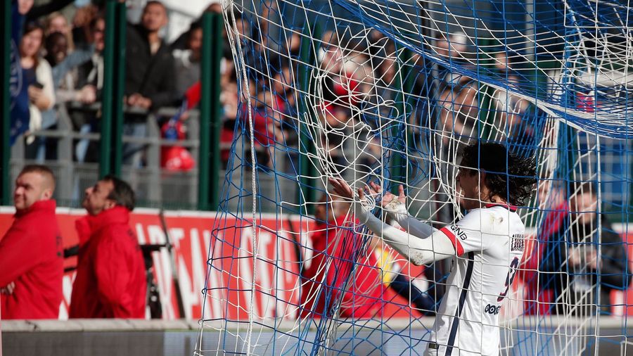 Edinson Cavani Scores 4 Goals In First Half, Somehow Still Looks Kinda Bad