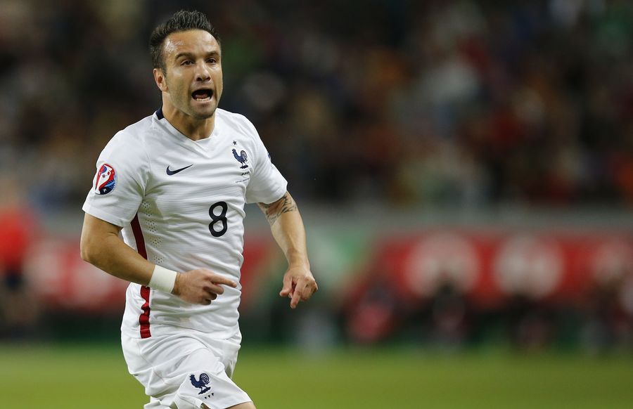 Fans: Don&#39;t Heckle Mathieu Valbuena About Benzema, Or You Might Get Your Phone Smashed