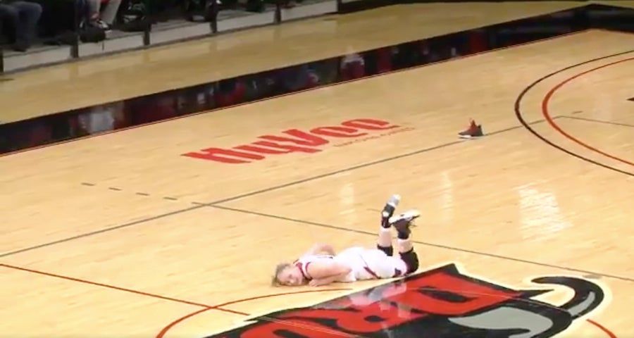 College Basketball Player Loses Shoe, Proves That Sometimes It&#39;s Okay To Give Up