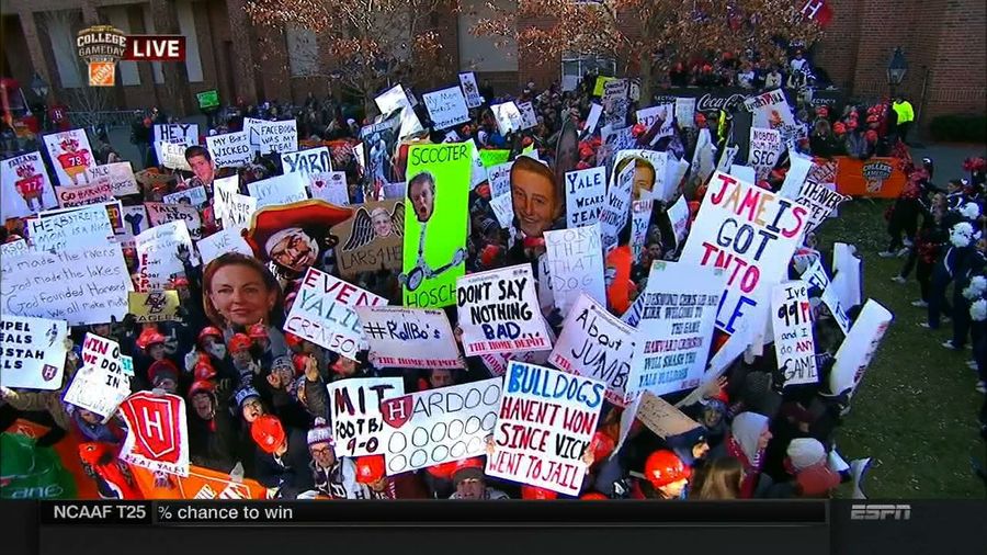 &quot;Yale Cites Wikipedia&quot;: Your <em>College GameDay</em> Sign Roundup